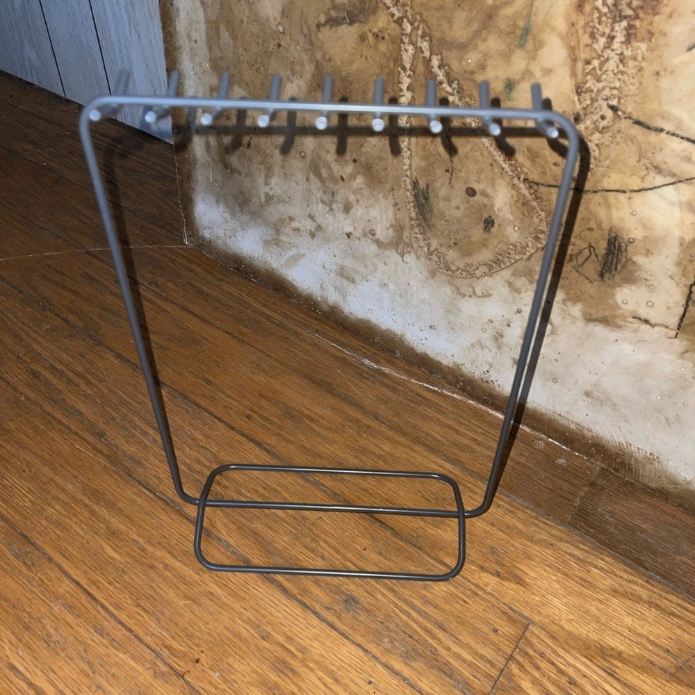 Metal necklace stand